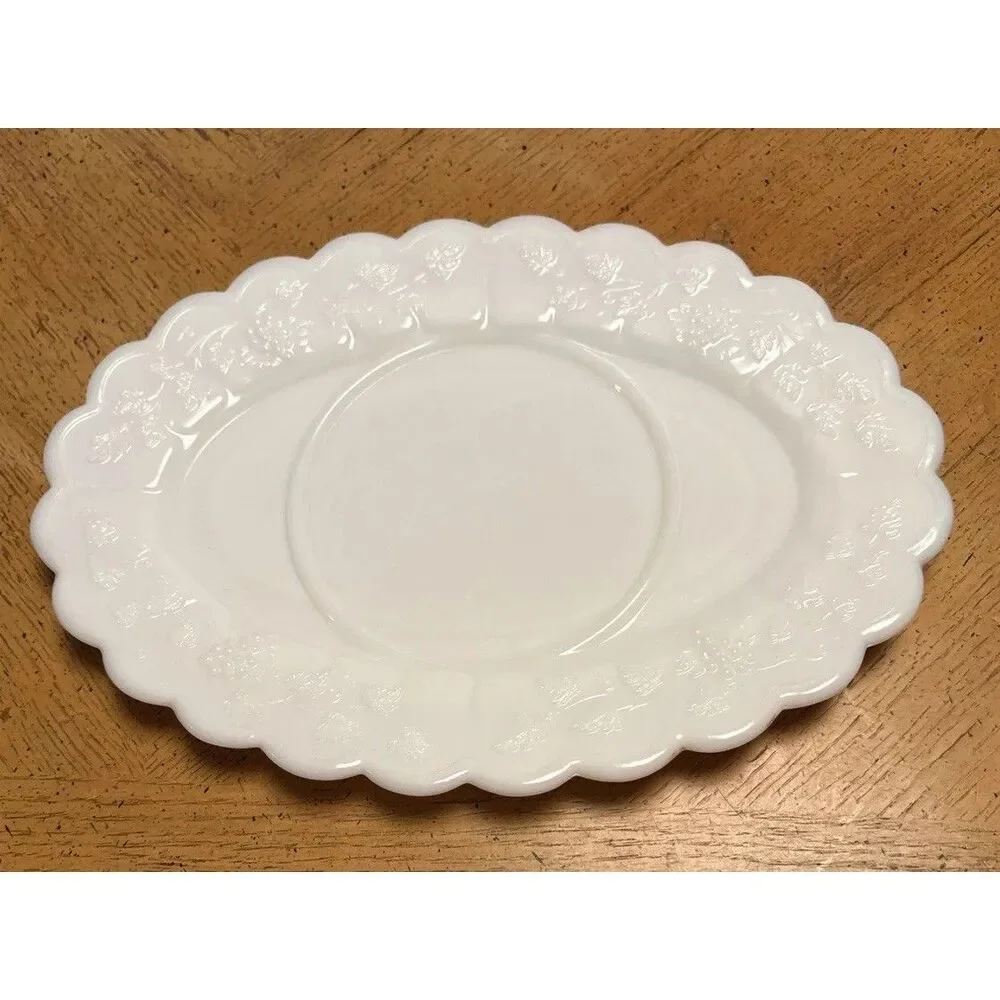 VINTAGE WESTMORELAND WHITE MILK GLASS PANELED GRAPE SAUCER/PLATTER‎